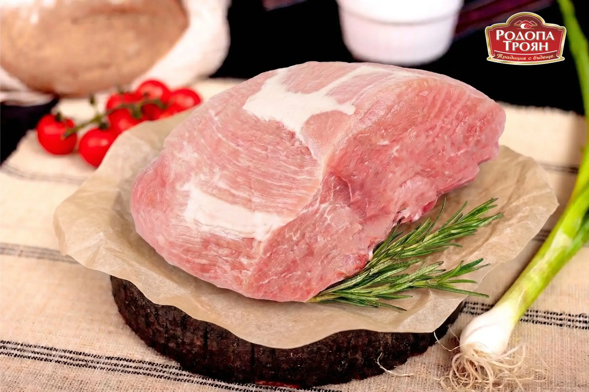 Свинско с картофи по Троянски 2 🍷🥩 Крехка охладена свинска плешка Родопа Троян е традиционен избор за приготвяне на вкусни, крехки и сочни ястия в българската кухня - шпикована, печена в гювеч, свинско по ловджийски или задушена със картофки.