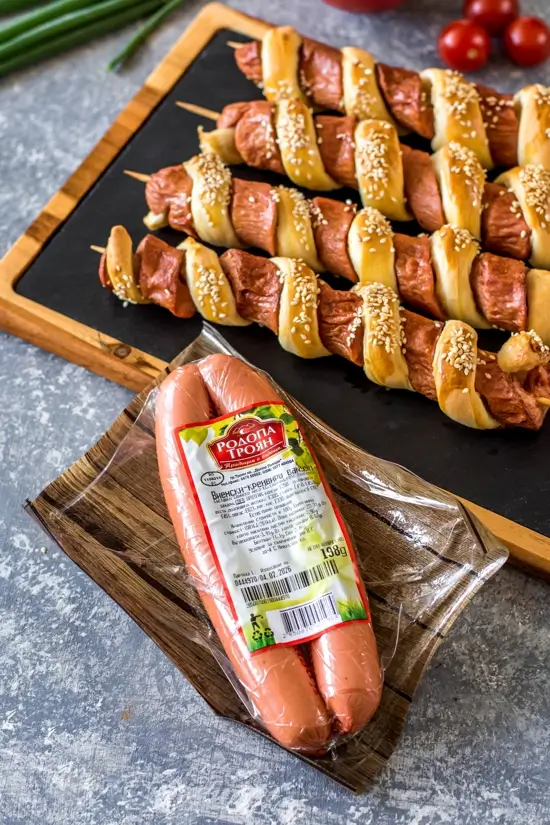 Най-вкусните Кренвиршки 1 Рецепта за най-вкусните кренвиршки с Виенски кренвирши Родопа Троян – пухкаво тесто, златиста коричка и лесно приготвяне стъпка по стъпка.